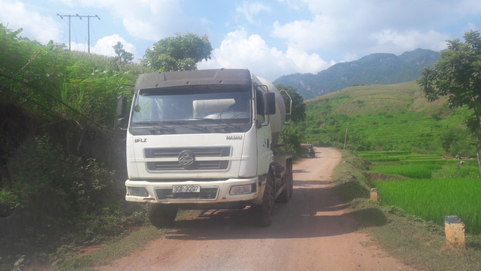 Đường bị xe tải băm nát - ảnh Báo Tài nguyên môi trường.