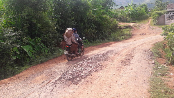 Đường vừa làm xong nhưng bị xe tải của Công ty cổ phần Sông Đà 11 đi lại thi công thủy điện To Buông khiến đường sụt lún, lượn sóng, người dân đi lại rất khó khăn.