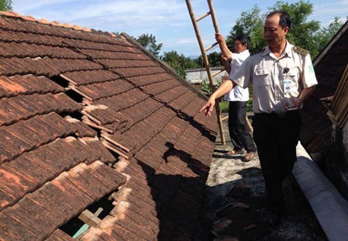 Nhà một hộ dân ở Vinh bị tốc mái do việc cất hạ cánh máy bay tại sân bay Vinh gây ra (Ảnh Vietnamnet). Nhà một hộ dân ở Vinh bị tốc mái do việc cất hạ cánh máy bay tại sân bay Vinh gây ra (Ảnh Vietnamnet).