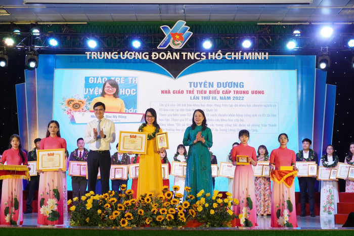 Cô Đào Mỹ Hằng, giảng viên Học viện Ngân hàng tại lễ tuyên dương "Nhà giáo trẻ tiêu biểu" cấp Trung ương lần thứ 3, năm 2022. (Ảnh: NVCC). Cô Đào Mỹ Hằng, giảng viên Học viện Ngân hàng tại lễ tuyên dương "Nhà giáo trẻ tiêu biểu" cấp Trung ương lần thứ 3, năm 2022. (Ảnh: NVCC).