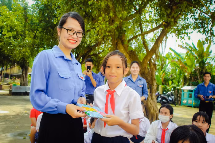 Giảng viên Đào Mỹ Hằng ngoài chuyên môn vững vàng còn nhiệt tình, năng nổ trong các phong trào Đoàn. (Ảnh: NVCC).