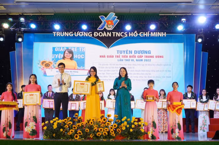 Cô Đào Mỹ Hằng, giảng viên Học viện Ngân hàng tại lễ tuyên dương "Nhà giáo trẻ tiêu biểu" cấp Trung ương lần thứ 3, năm 2022. (Ảnh: NVCC).