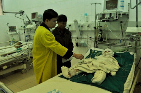 Tổng biên tập Nguyễn Tiến Bình vào thăm cháu Vân tại phòng hồi sức tích cực Tổng biên tập Nguyễn Tiến Bình vào thăm cháu Vân tại phòng hồi sức tích cực