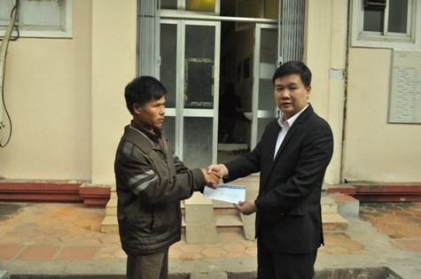 Thay mặt gia đình, ông Nguyễn Công Thành xúc động nhận món quà từ Quỹ Tấm lòng Việt Nam của Báo Giáo dục Việt Nam Thay mặt gia đình, ông Nguyễn Công Thành xúc động nhận món quà từ Quỹ Tấm lòng Việt Nam của Báo Giáo dục Việt Nam