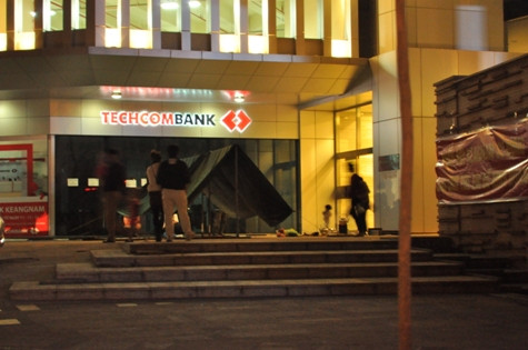 Một số người dân đã dựng lều để phản đối (Ảnh chụp lúc 21h ngày 3/12) Một số người dân đã dựng lều để phản đối (Ảnh chụp lúc 21h ngày 3/12)