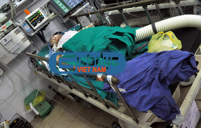 Hiện cháu Nguyễn Khánh Vân (SN 2006, ở Bắc Ninh) – nạn nhân duy nhất trong vụ nổ xe máy ở Bắc Ninh sáng ngày 1/12 còn sống vẫn phải thở bằng máy.