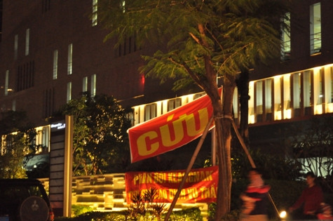 Những khẩu hiệu thể hiện sự phản đối của người dân ở đây Những khẩu hiệu thể hiện sự phản đối của người dân ở đây