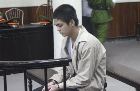 Bị cáo Hoài trước vành móng ngựa Bị cáo Hoài trước vành móng ngựa