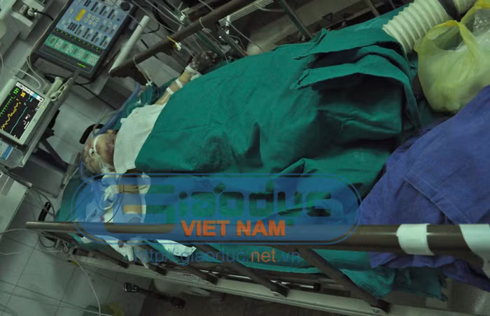 Chân trái của cháu đã bị mất, còn chân phải bị thương nặng