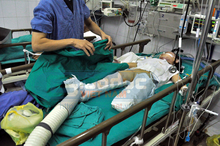 Căn nhà àm gia đình cháu đang ở vẫn chưa được hoàn thiện. Đó là sản phẩm từ những sự cố gắng của hai vợ chồng chị Quỳnh và phần nhiều từ sự giúp đỡ của anh em họ hàng