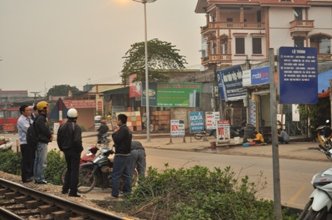 Cơ quan chức năng lấy thông tin tại khu vực xảy ra vụ việc Cơ quan chức năng lấy thông tin tại khu vực xảy ra vụ việc