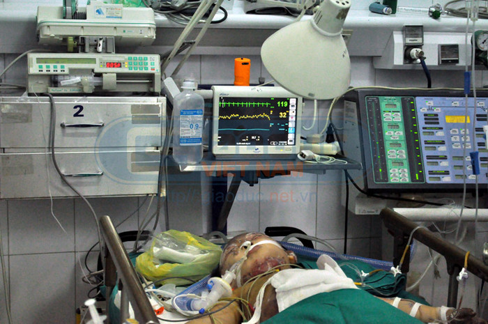 Việc cháu phải nằm cấp cứu trong viện như thế này hẳn sẽ là một gánh nặng lớn đối với gia đình khi thành viên còn lại khỏe mạnh là bố cháu với mức lương công nhân ít ỏi