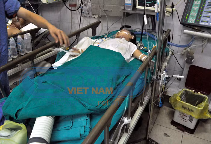 Hiện tại cháu đang phải điều trị trong phòng hồi sức vô trùng...