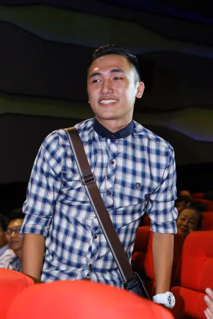 Đạo diễn Nguyễn Chung - người tài trợ kịch bản miễn phí cho Mr Đàm thực hiện MV.