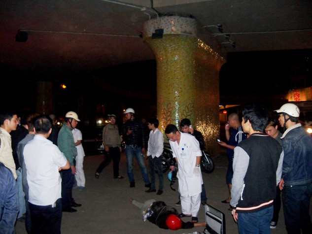 Nam thanh niên khoảng 30 tuổi rơi từ trên cao khoảng 5m, đầu đội mũ bảo hiểm. Nam thanh niên khoảng 30 tuổi rơi từ trên cao khoảng 5m, đầu đội mũ bảo hiểm.