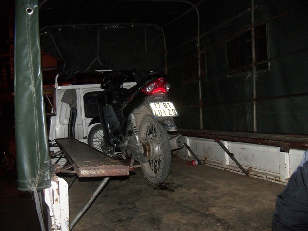 Chiếc xe mô tô của nạn nhân nằm lại trên mặt cầu Chương Dương Chiếc xe mô tô của nạn nhân nằm lại trên mặt cầu Chương Dương