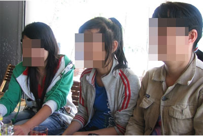 Hai mẹ con cháu T. và cháu N.T. cùng tố việc bà H. dụ dỗ trẻ vị thành niên đi bán trinh