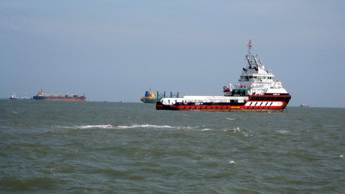 2 tàu đâm nhau, hàng chục container chìm trên biển ảnh 3 2 tàu đâm nhau, hàng chục container chìm trên biển, Tin tức trong ngày, tau cho container chim, tau chim, cuu ho, tau truong hai star, va cham tren bien, bao, tin tuc, tin hot, tin hay