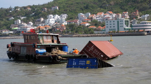 2 tàu đâm nhau, hàng chục container chìm trên biển ảnh 1 2 tàu đâm nhau, hàng chục container chìm trên biển, Tin tức trong ngày, tau cho container chim, tau chim, cuu ho, tau truong hai star, va cham tren bien, bao, tin tuc, tin hot, tin hay