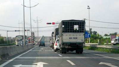 Mức phí giảm tại cao tốc TP.HCM – Trung Lương chỉ áp dụng đối với nhóm phương tiện có tải trọng từ 18 tấn trở lên và xe chở hàng bằng container 40fít. Mức phí giảm tại cao tốc TP.HCM – Trung Lương chỉ áp dụng đối với nhóm phương tiện có tải trọng từ 18 tấn trở lên và xe chở hàng bằng container 40fít.