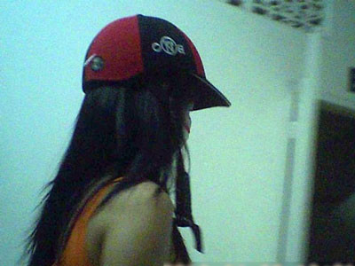 Dẫn khách vào phòng trọ.