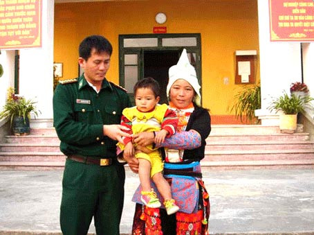 Bắt cóc con để ép mẹ sang TQ bán dâm ảnh 1 Bắt cóc con để ép mẹ sang TQ bán dâm, An ninh - Hình sự, bat coc tre em, bat coc, nhom bat coc, doi tuong bat coc tre em, giai cuu tre em bi bat coc, bo doi bien phong, toi pham, mua ban nguoi, buon ban phu nu tre em, lua ban phu nu, tin tuc