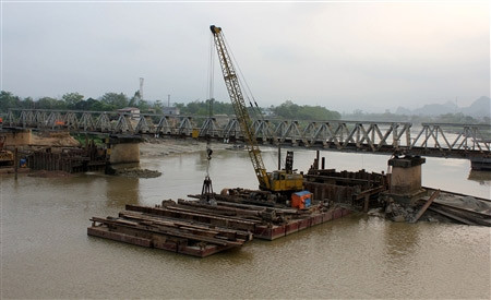 Dừng tàu vì phát hiện có bom ảnh 1 Dừng tàu vì phát hiện có bom, Tin tức trong ngày, bom, dung tau, thanh hoa, bom tan, song do len, tau khach, chien tranh my, bao, tin tuc, tin hot, tin hay