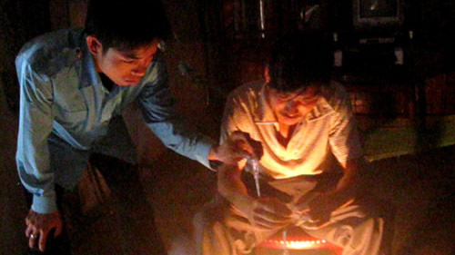 Người có biệt tài sờ điện, át vía trâu ảnh 1 Người có biệt tài sờ điện, át vía trâu, Tin tức trong ngày, nguoi khong bi dien giat, mien nhiem voi dien, at via trau, thuan phuc trau, biet tai, kha nang ky la, bao, tin nhanh, tin hot, tin tuc