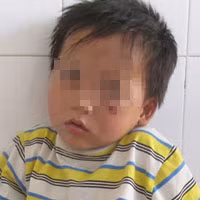 Cháu Phú hiện đang điều trị tại bệnh viện