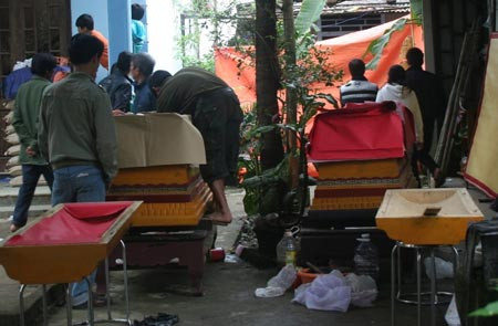 Hai quan tài của vợ chồng xấu số chết cháy trong đêm khuya.