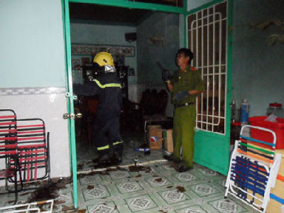 50 chiến sĩ công an khống chế con nghiện đòi đốt nhà tự tử ảnh 1 50 chiến sĩ công an khống chế con nghiện đòi đốt nhà tự tử ảnh 1