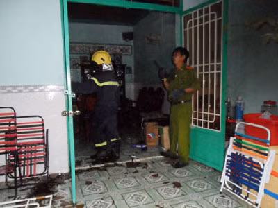 50 chiến sĩ công an khống chế con nghiện đòi đốt nhà tự tử ảnh 1