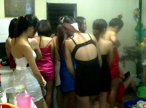 Nhiều tiếp viên tại một nhà hàng ở quận 5 không có hợp đồng lao động khi Đoàn kiểm tra liên ngành vào kiểm tra. Ảnh: An Nhơn.