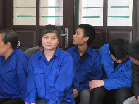 Quách Thị Em và các bị cáo tại phiên tòa. Quách Thị Em và các bị cáo tại phiên tòa.