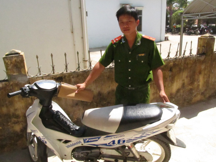 Chiếc xe máy ba đối tượng dùng gây án bị tạm giữ tại Đồn Công an Bắc Hòa Vang Chiếc xe máy ba đối tượng dùng gây án bị tạm giữ tại Đồn Công an Bắc Hòa Vang