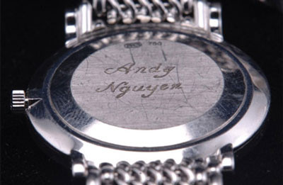 Chiếc đồng hồ có khắc tên người chủ ở mặt sau.