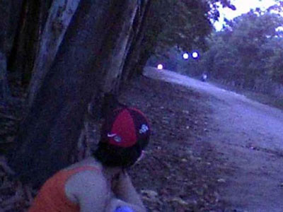 Huệ ngồi đợi khách ở con đường đất đỏ nối liền từ cửa số 6 qua cửa số 7, nội ô Toà Thánh.