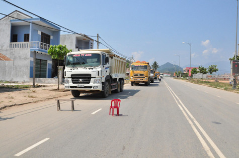 Không chịu nổi tình trạng ô nhiễm, người dân đã chặn các xe ben chở đất đá đi qua.