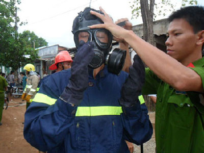50 chiến sĩ công an khống chế con nghiện đòi đốt nhà tự tử ảnh 2 50 chiến sĩ công an khống chế con nghiện đòi đốt nhà tự tử ảnh 2