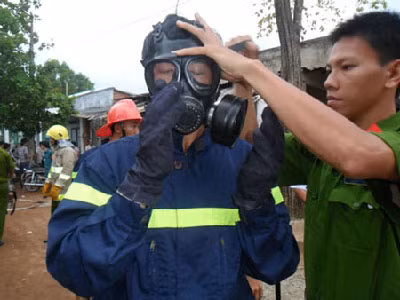 50 chiến sĩ công an khống chế con nghiện đòi đốt nhà tự tử ảnh 2