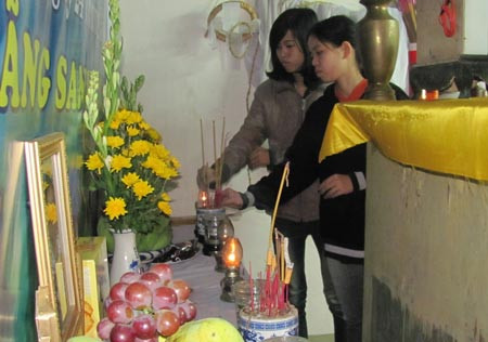 Hai chị em Hương, Hiền thắp hương cho cha mẹ.