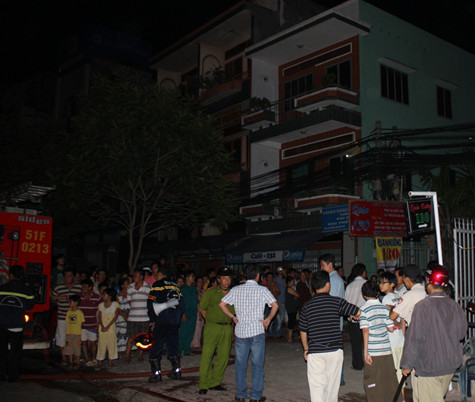 Lực lượng cứu hỏa triển khai dập lửa. Lực lượng cứu hỏa triển khai dập lửa.