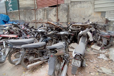 Những chiếc xe này để ngoài trời trong thời gian dài, nhưng không được che phủ bảo vệ đã hư hỏng nặng, có chiếc mất đầu, chiếc mất đuôi, chiếc mất đèn, còi… chẳng khác gì một đống phế thải.