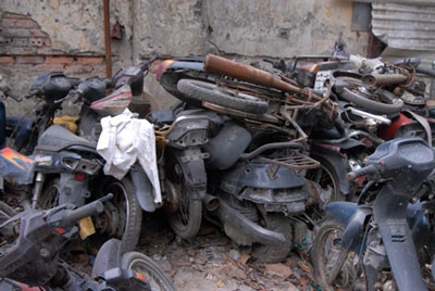 Nhiều người dân sống khu vực gần đó thì thấy “xót” vì của hàng đống tiền lại để hoang hóa.