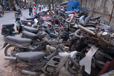 Những chiếc xe bị vứt chỏng chơ, không căng bạt che chắn và cũng không có ai trông coi.