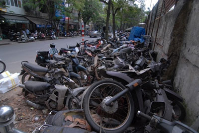 Theo chị Nguyễn Thị Tuyết Mai, nhân viên Công ty Môi trường và Đô thị Hà Nội, trực tại khu vệ sinh công cộng cạnh đó, khoảng tháng 7 năm 2011, chị thấy có chiếc xe tải chở những chiếc xe máy và để tại khu vực vỉa hè phố Phủ Doãn.