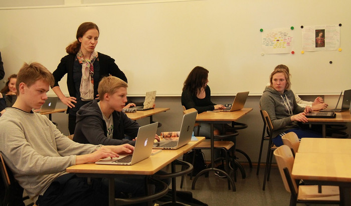 Tiến sĩ Nguyễn Khánh Trung thông tin, người Phần Lan vì muốn tạo ra một môi trường sư phạm lành mạnh để làm cho học sinh hạnh phúc và phát triển, nên đã nói không hoàn toàn với các hình thức thi đua, khen thưởng và thành tích trong nhà trường và họ đã thành công. Tại sao chúng ta không học hỏi họ nhỉ? (Ảnh: Sông Hồng) Tiến sĩ Nguyễn Khánh Trung thông tin, người Phần Lan vì muốn tạo ra một môi trường sư phạm lành mạnh để làm cho học sinh hạnh phúc và phát triển, nên đã nói không hoàn toàn với các hình thức thi đua, khen thưởng và thành tích trong nhà trường và họ đã thành công. Tại sao chúng ta không học hỏi họ nhỉ? (Ảnh: Sông Hồng)