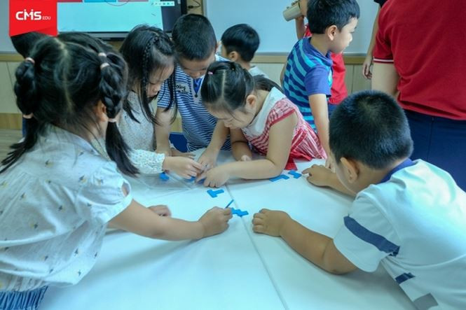 Ngày 17/11, CMS Edu Việt Nam phối hợp cùng với CMS Edu Quốc tế và Tập đoàn E-Group tổ chức hội thảo “Con làm chủ kỷ nguyên 4.0 với tư duy sáng tạo”. (Ảnh: Ban tổ chức) Ngày 17/11, CMS Edu Việt Nam phối hợp cùng với CMS Edu Quốc tế và Tập đoàn E-Group tổ chức hội thảo “Con làm chủ kỷ nguyên 4.0 với tư duy sáng tạo”. (Ảnh: Ban tổ chức)