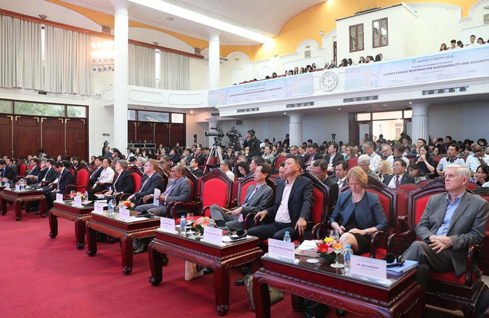 Các nhà khoa học tham dự diễn đàn (Ảnh: VNU)