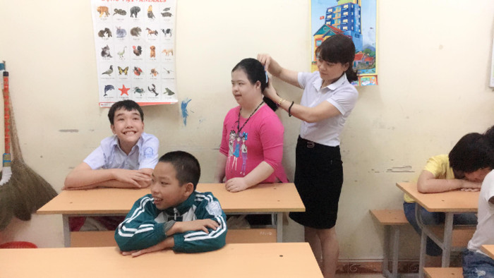 Để học trò thích học, cô Yến luôn dành thời gian gần gũi, thăm hỏi, động viên các con, sau đó chỉnh trang lại trang phục, đầu tóc, có khi là dỗ dành khi trẻ không muốn đi học để các con có tâm lí thoải mái nhất khi vào giờ học. (Ảnh: Nguồn từ chương trình Chia sẻ cùng thầy cô 2018))